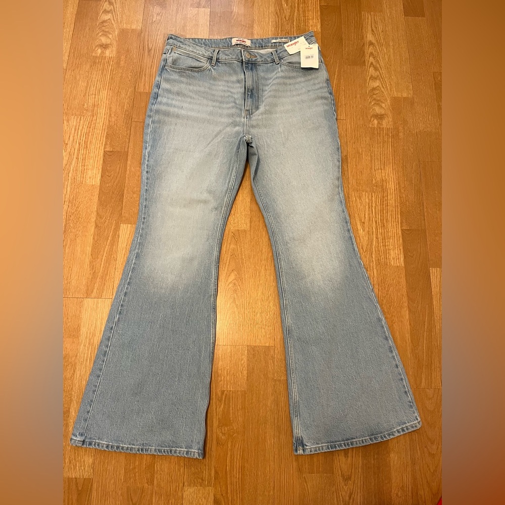 Wrangler Women’s High-Rise Tapered Jeans – Light Wash – Waist 36” – NWT